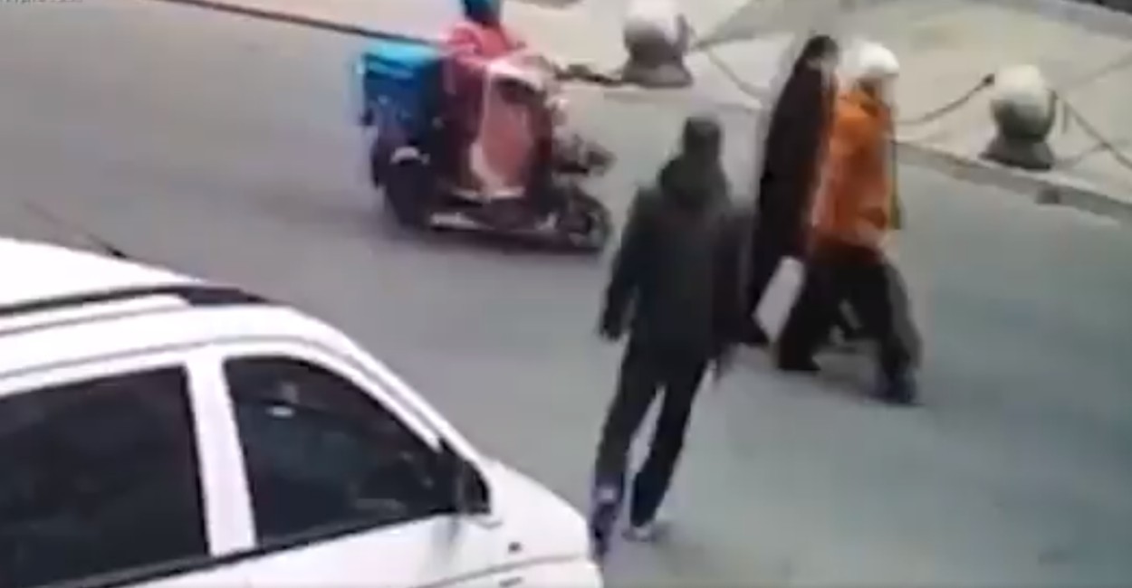 El hombre comenzó a atacar a las personas en la calle. | Foto: Captura de pantalla.