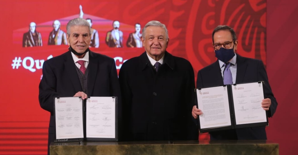 Andrés Manuel López Obrador durante la firma del acuerdo con la industria privada.