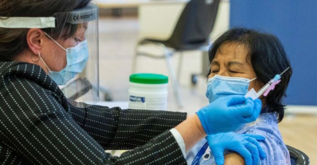 El personal médico y los grupos vulnerables serán los primeros en recibir la vacuna. | Foto: Reuters