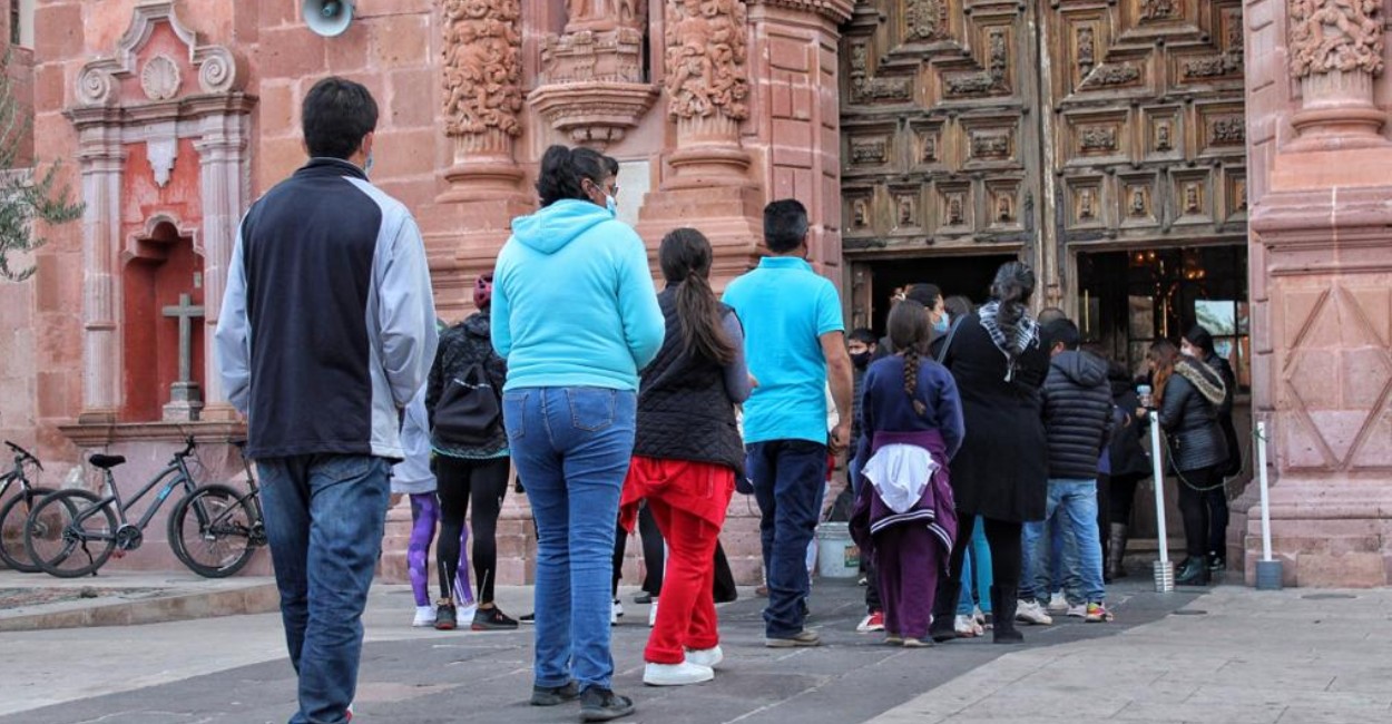 Los asistentes hicieron fila para entrar al convento. | Foto: Miguel Alvarado