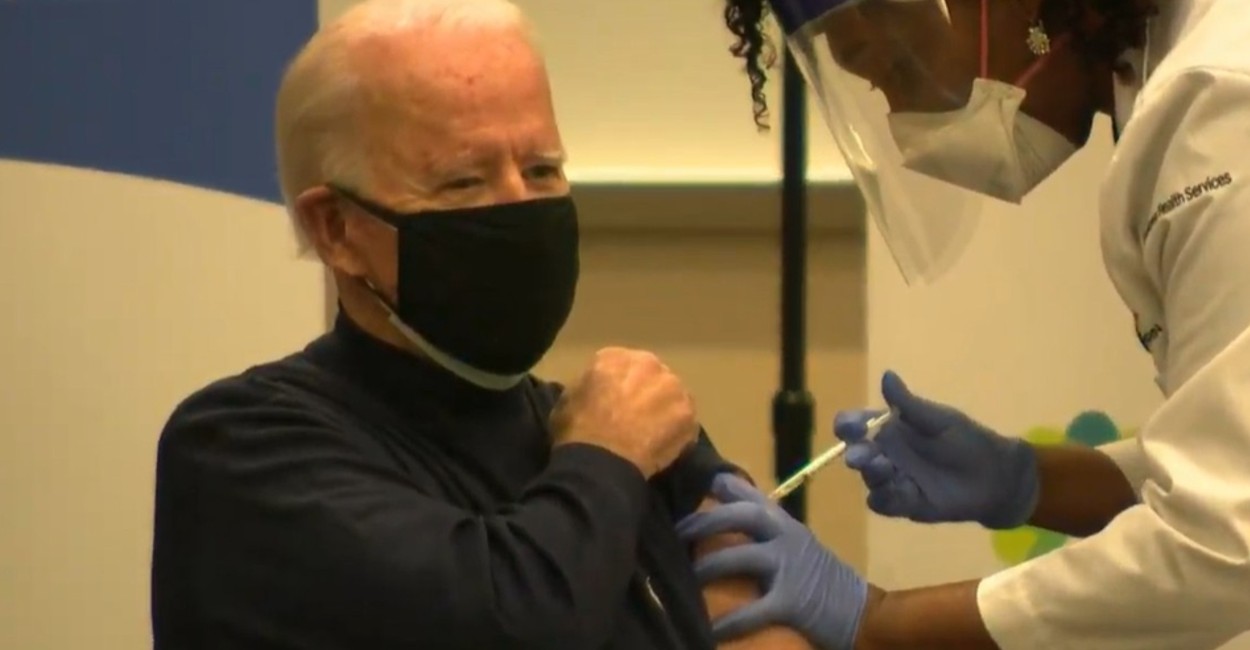 Joe Biden durante la aplicación de la vacuna. | Foto: captura de pantalla