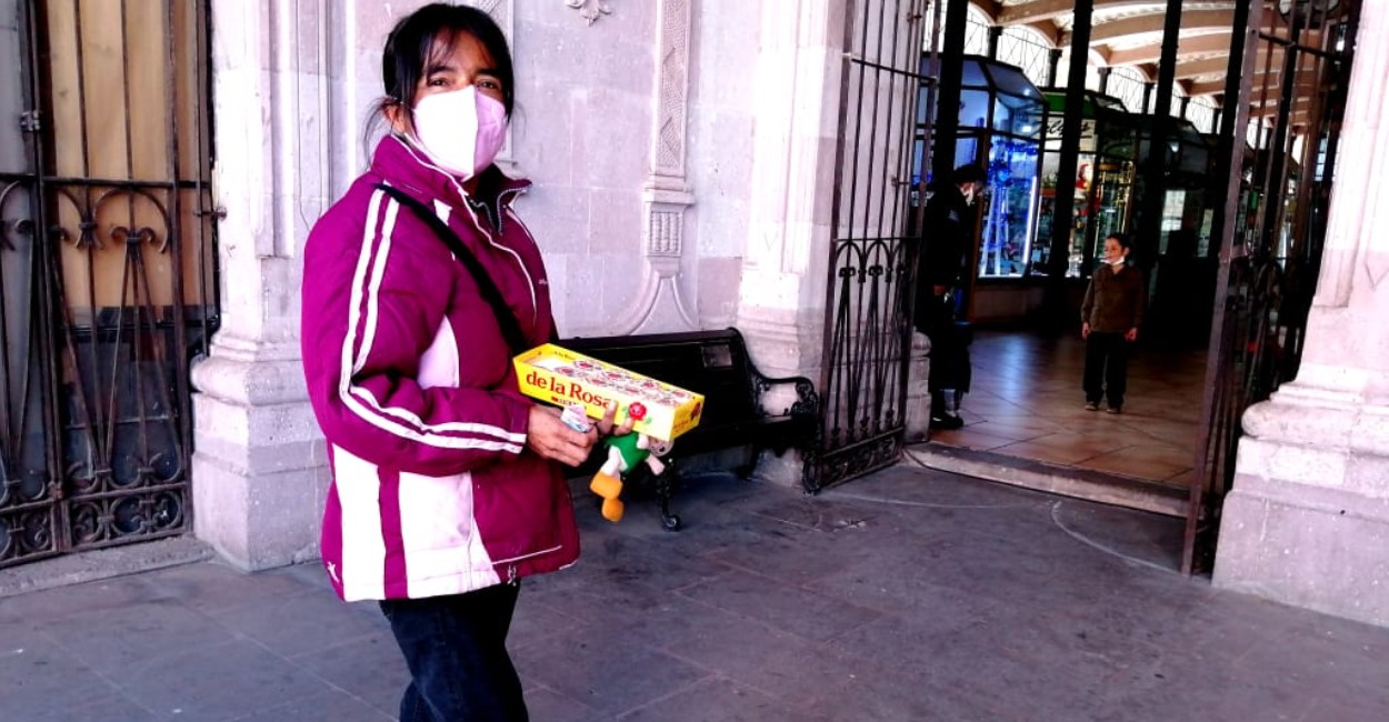 Juana Ericka tiene que vender mazapanes para poder sostener a sus hijos. | Fotos: Norma de Luna.