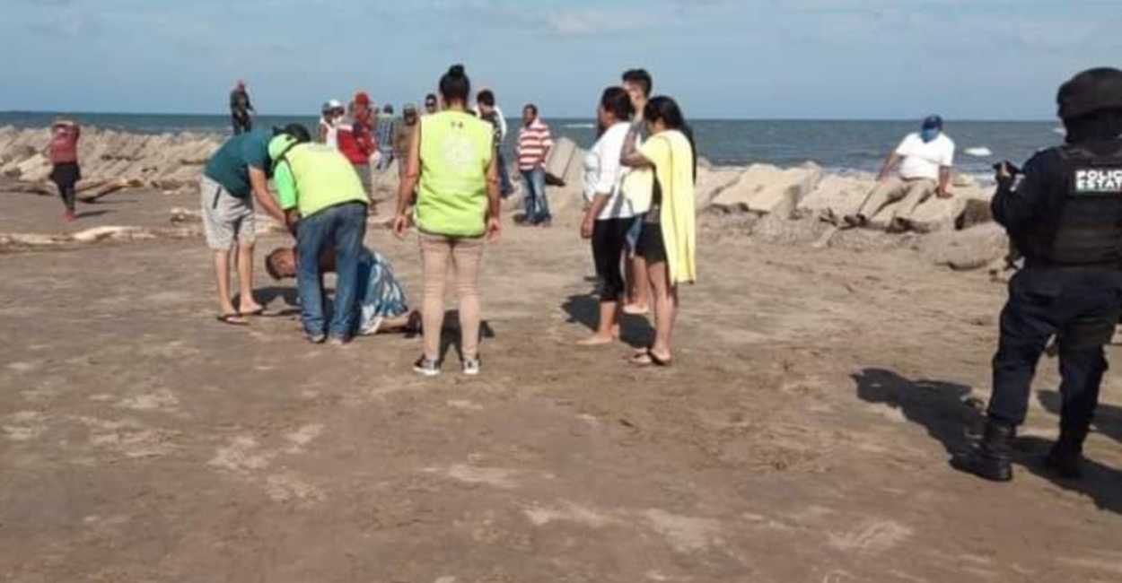Autoridades pudieron rescatar a dos adultos, sin embargo los menores se los llevaron las olas. | Foto: Cortesía. 