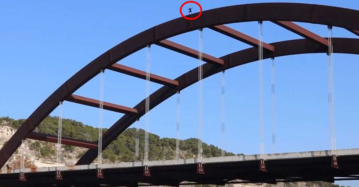 El joven muy apenas se podía observar cayendo debido a la magnitud del puente. | Foto: Cortesía.