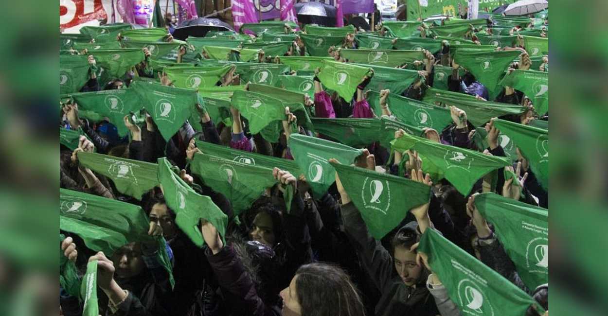 Miles de mujeres festejaron la aprobación del aborto legal en Argentina.