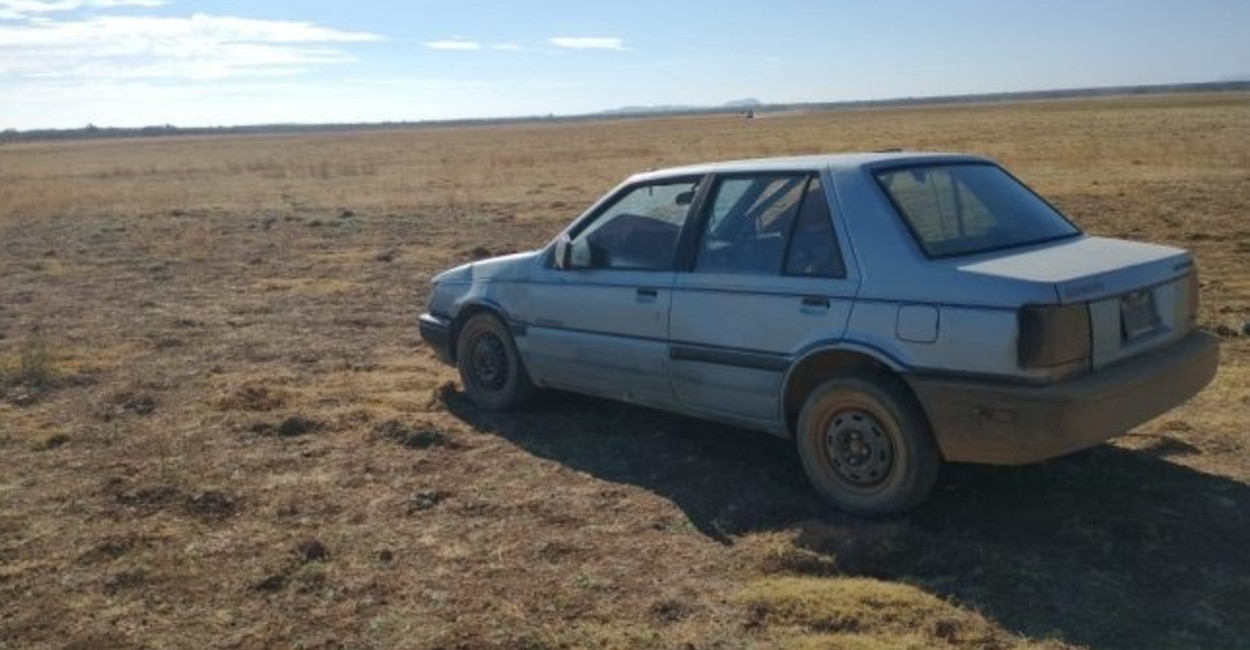 El vehículo se encontraba en un terreno de cultivo al lado de la carretera. | Foto: Cortesía.