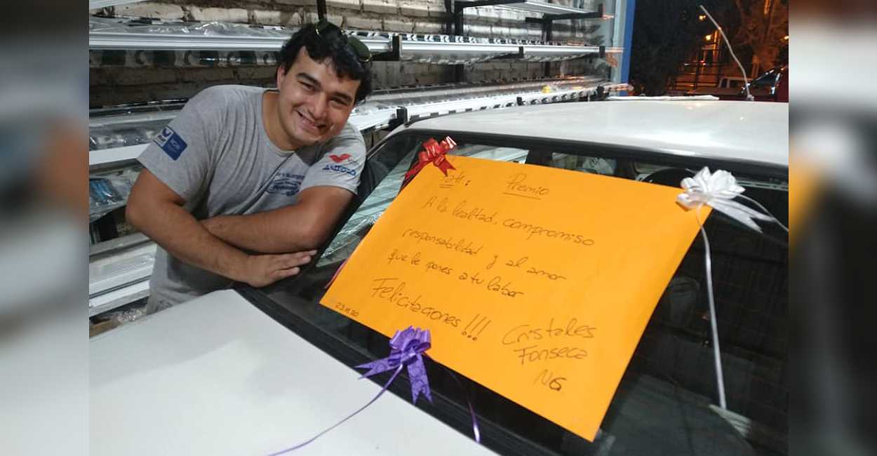 El empleado posó feliz junto a su nuevo carro. | Foto: Cristales Fonseca.