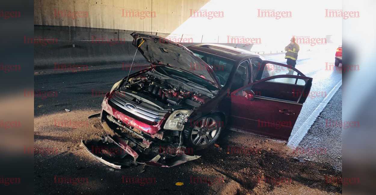 El carro terminó dañado debido al impacto. | Foto: Imagen Zacatecas.