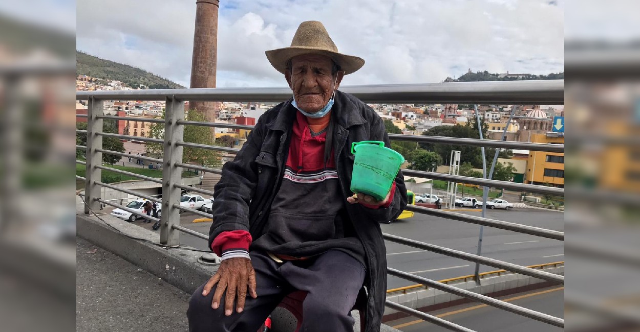Don Antonio Castro es discapacitado y pide dinero para sobrevivir. | Foto: Norma de Luna.