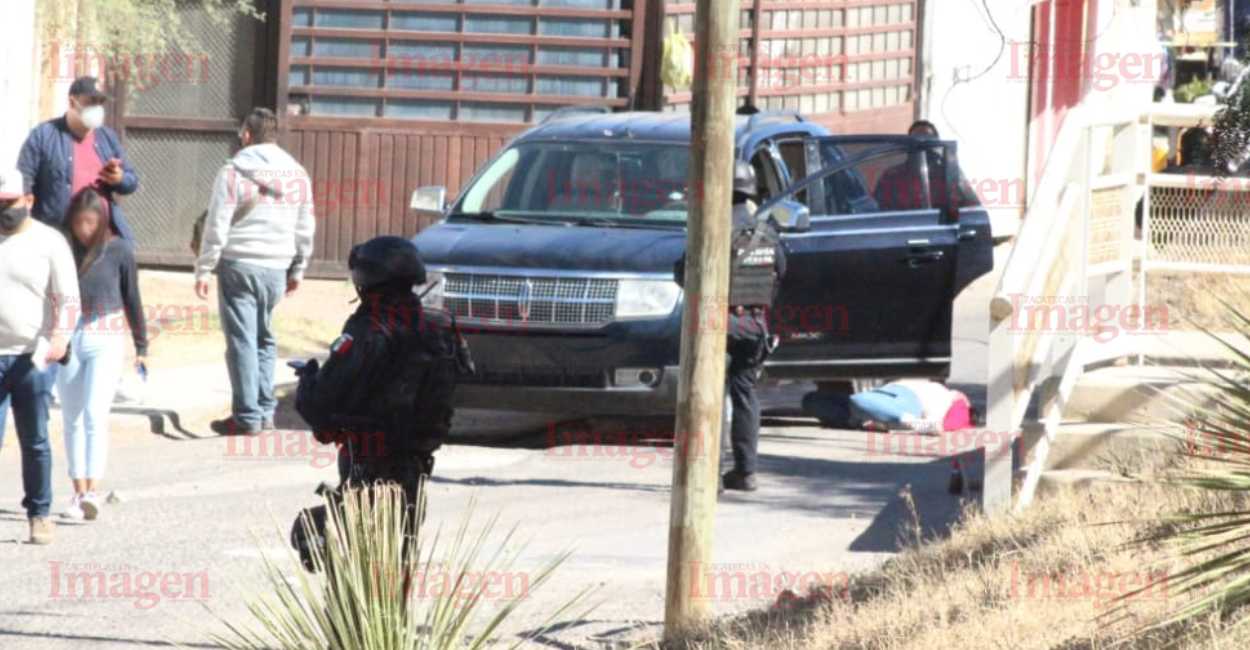 La mujer quedó tirada al lado de la camioneta. | Foto: Imagen Zacatecas.