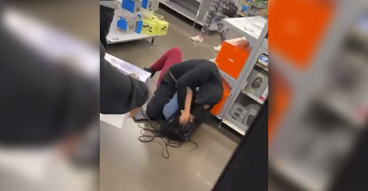 Las mujeres terminaron el suelo golpeándose fuertemente. | Foto: Captura de pantalla.