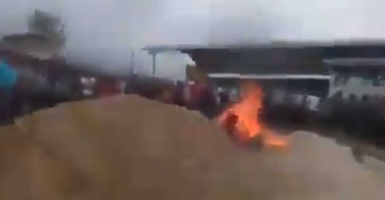 Los hombres gritaban de dolor al ser quemados vivos.  | Foto: Captura de pantalla.