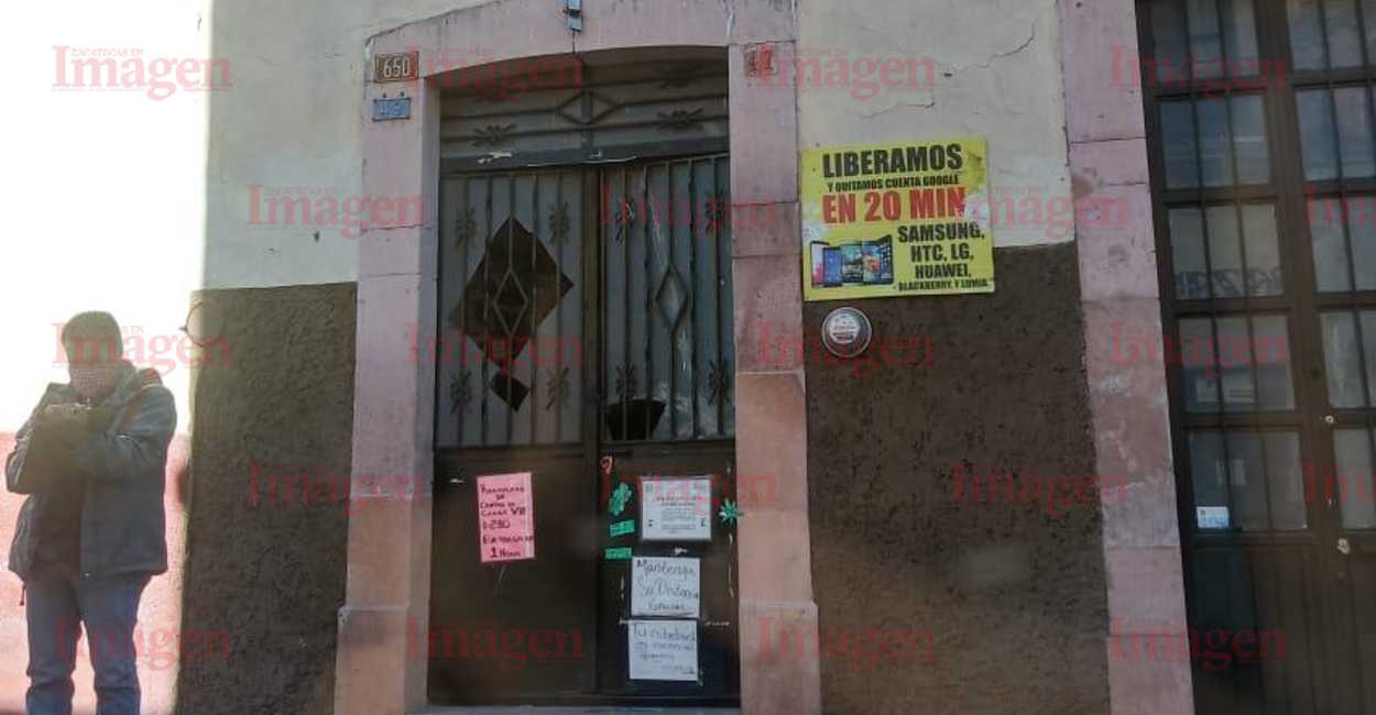 Los ladrones rompieron los vidrios de la puerta para poder ingresar. | Foto: Imagen Zacatecas.