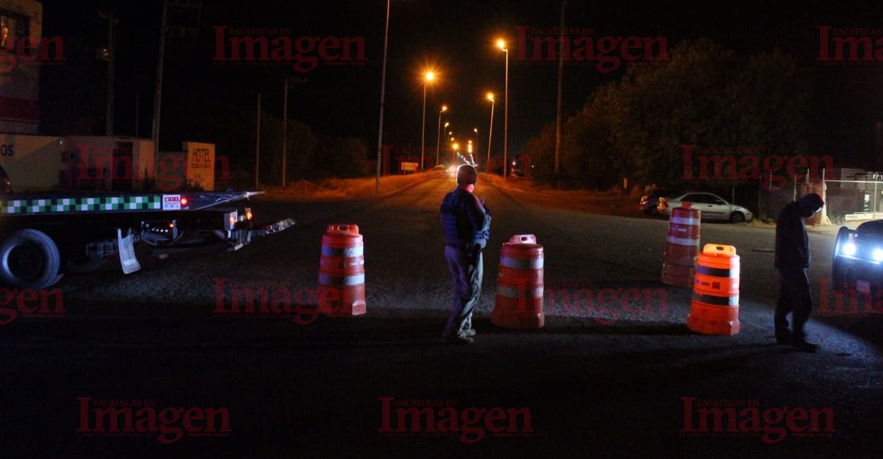 Agentes de la policía vial, cerraron el paso hacia el penal. | Fotos: Imagen Zacatecas.