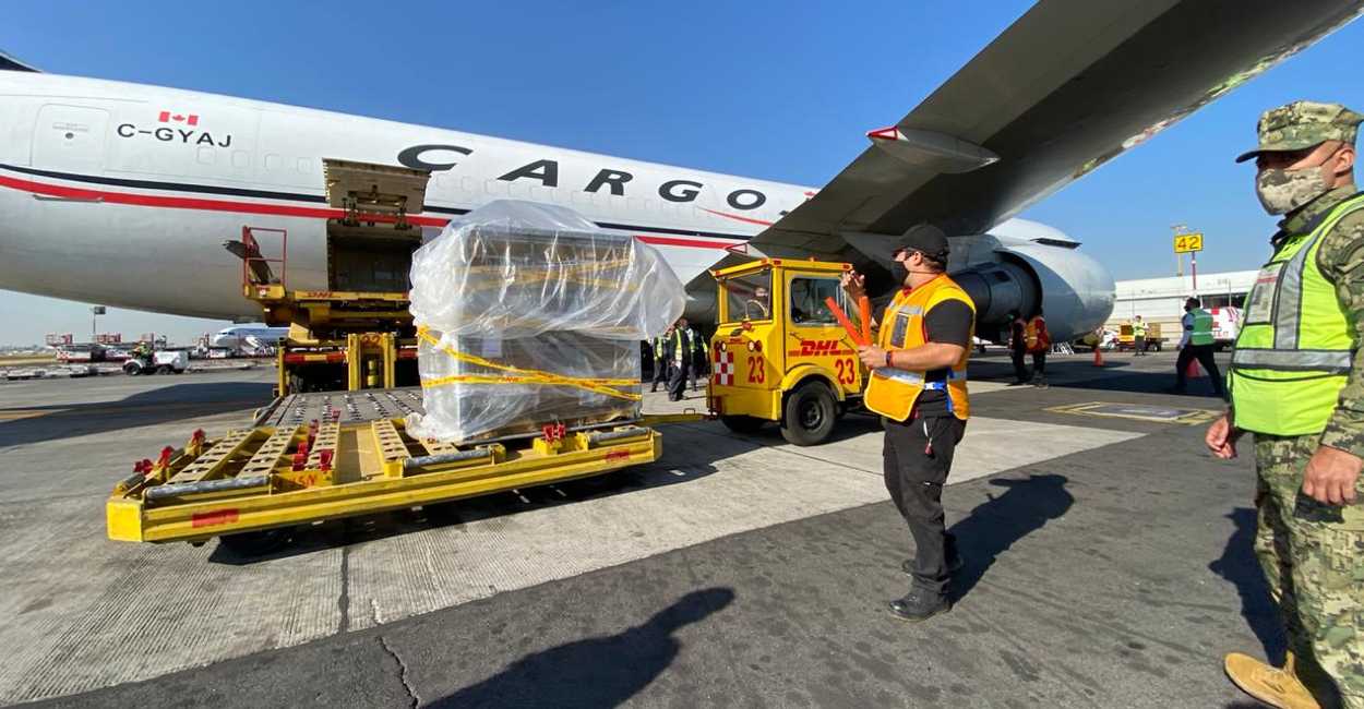 El cargamento con nuevas dosis de la vacuna de Pfizer contra el Covid-19 llegó al aeropuerto Benito Juárez. | Foto: Marcelo Ebrard.
