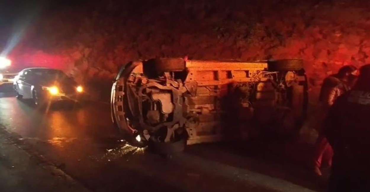 El aparatoso accidente ocurrió en la carretera federal 45, a la altura de La Pimienta. | Foto: Cortesía.