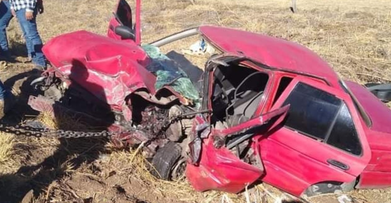 El automóvil Tsuru rojo, quedó con la parte frontal totalmente destrozada. | Fotos: cortesía.
