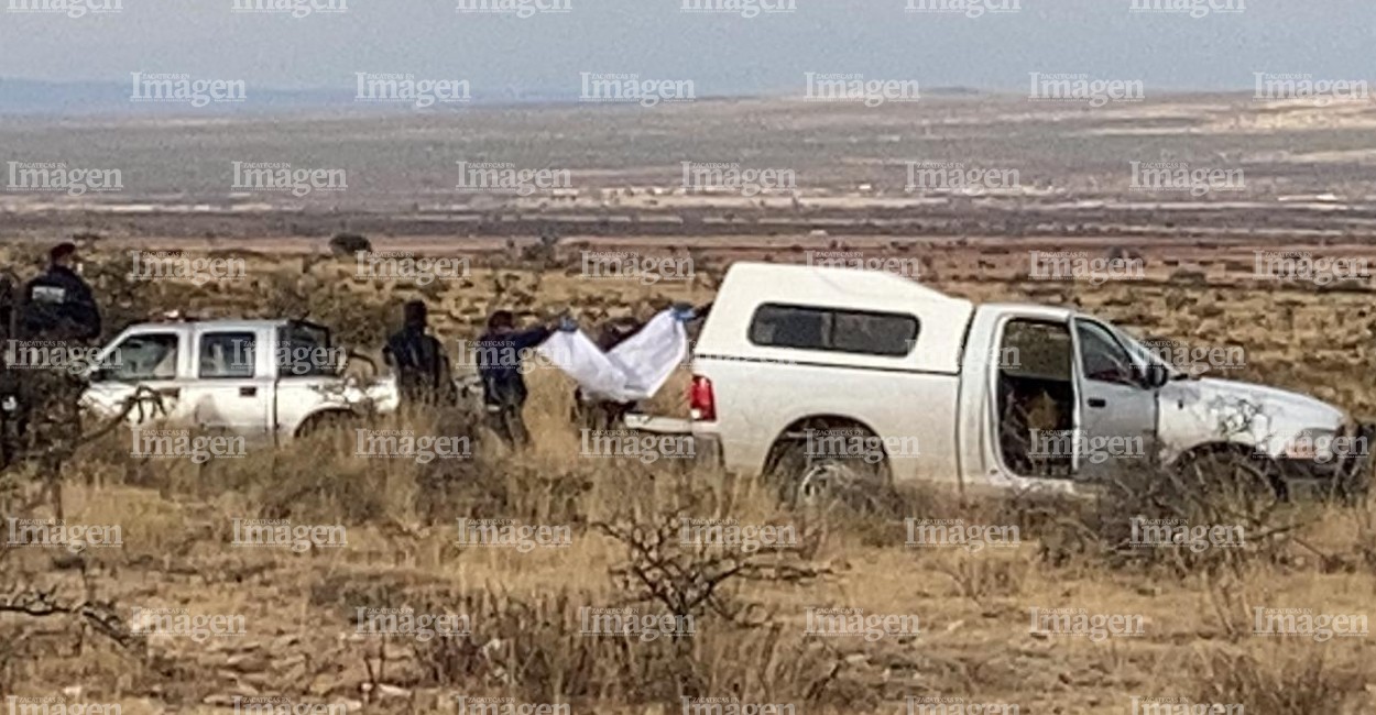 Los cadáveres fueron trasladados al vehículo del Instituto Zacatecanos de Ciencias Forenses sin identificarlos. | Fotos; Imagen.