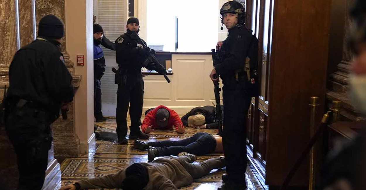Manifestantes se enfrentaron a los policías dentro del Congreso. | Fotos: Cortesía.