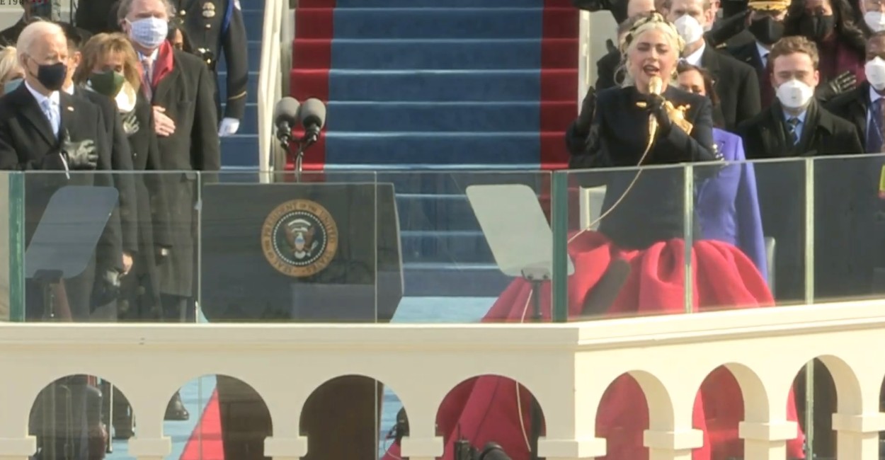 Lady Gaga cantando el himno nacional. | Foto: Captura de pantalla.
