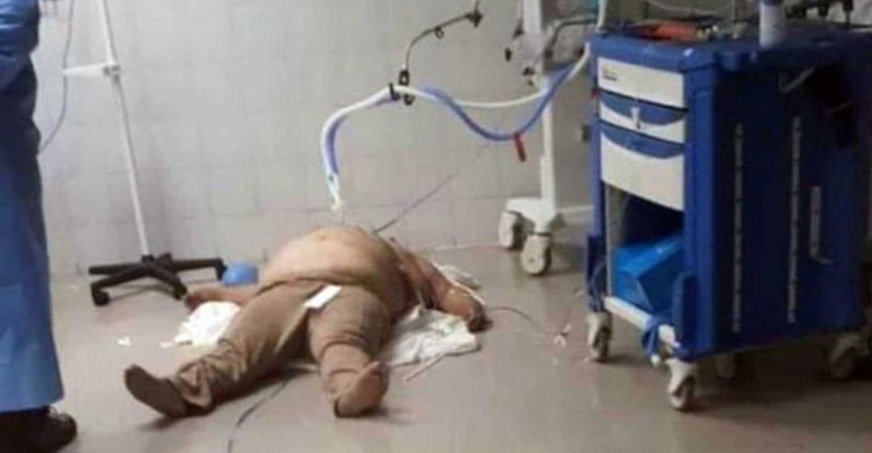 El paciente se encuentra en el suelo con el torso desnudo. | Foto: Twitter.