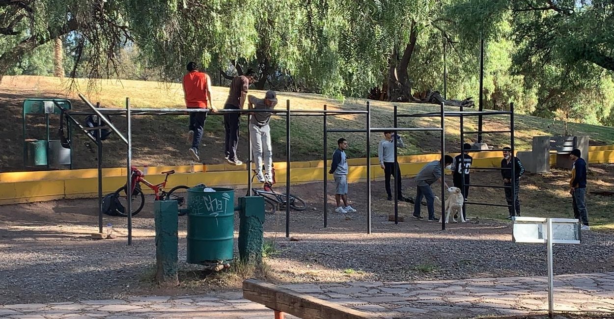 Jóvenes se encontraban realizando actividades en el gimnasio al aire libre. | Fotos: Franco Valdez.