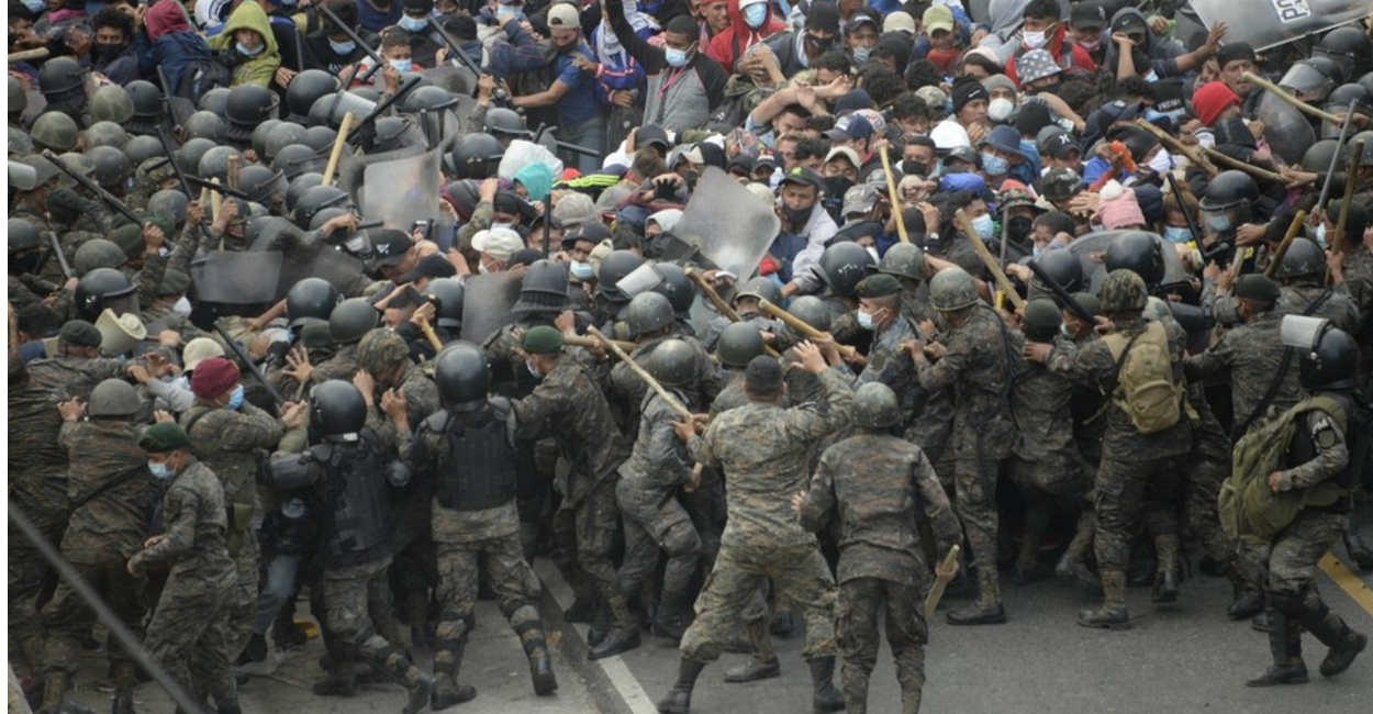 Las fuerzas policiales de Guatemala han estado reprimiendo las caravanas de migrantes. | Foto: cortesía.
