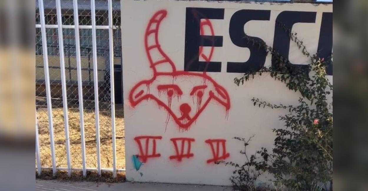Los maleantes grafitearon la entrada de la escuela. | Foto: Marcela Espino.