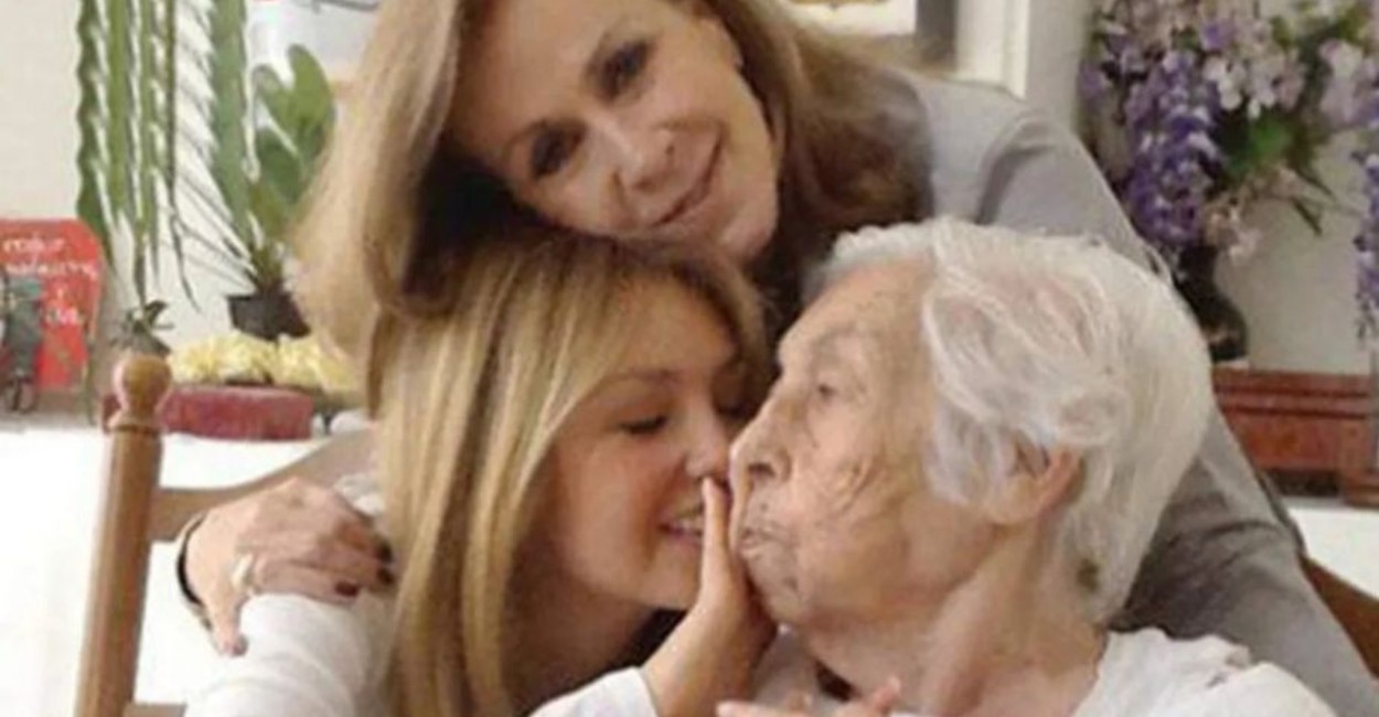 Laura Zapata y Thalia con su abuela. | Foto: Instagram.