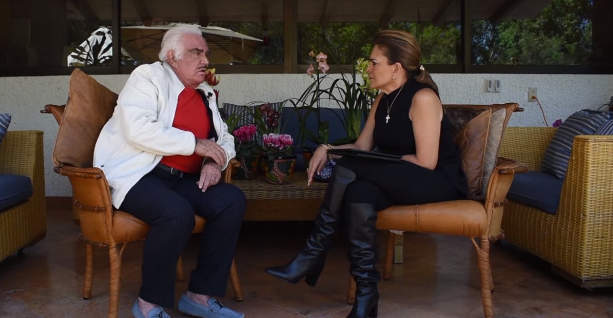 Vicente Fernández ofreció una entrevista a Mara Patricia Castañeda en la que reveló los detalles de la foto. | Foto: Captura de pantalla.