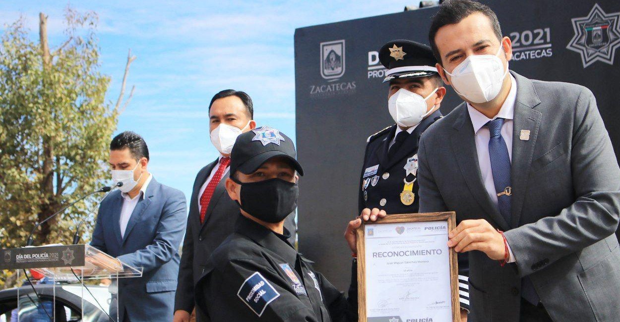 En la entrega estuvieron el alcalde de Zacatecas, el secretario de Seguridad y el oficial de Proximidad. | Foto: Cortesía.