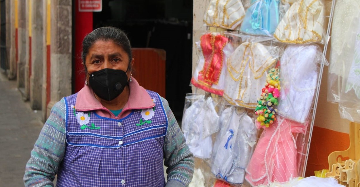 María del Rosario se dedica a vender unos ropones de Niño Dios bien mamalones, en esta temporada. ¡No se quede sin el suyo! | Fotos: Carlos Montoya.