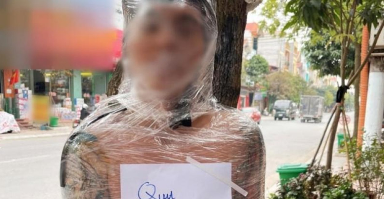 Al hombre lo envolvieron en papel y le colocaron un letrero. | Fotos: SDP NOTICIAS.