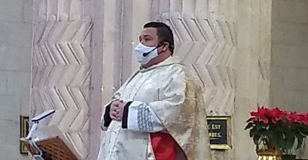 El Padre Gustavo Pineda ofició la Misa Dominical. | Fotos; Gema Acuña.