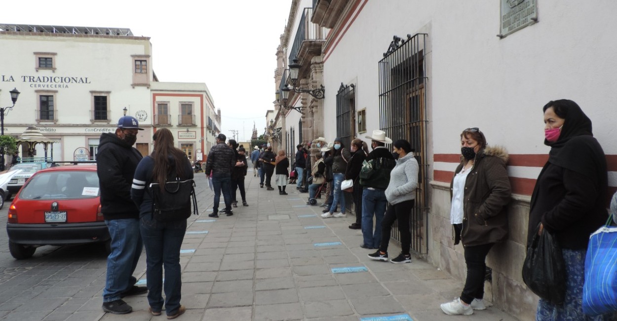Tienen que hacer filas a las afueras de la Presidencia Municipal. | Foto: Silvia Vanegas.