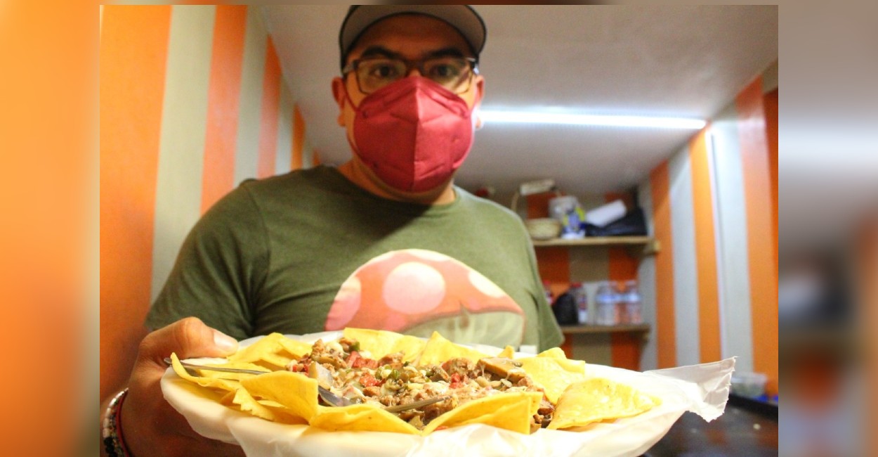 Héctor fue el primero en preparar nachos con carne en Zacatecas. | Fotos: Carlos Montoya.