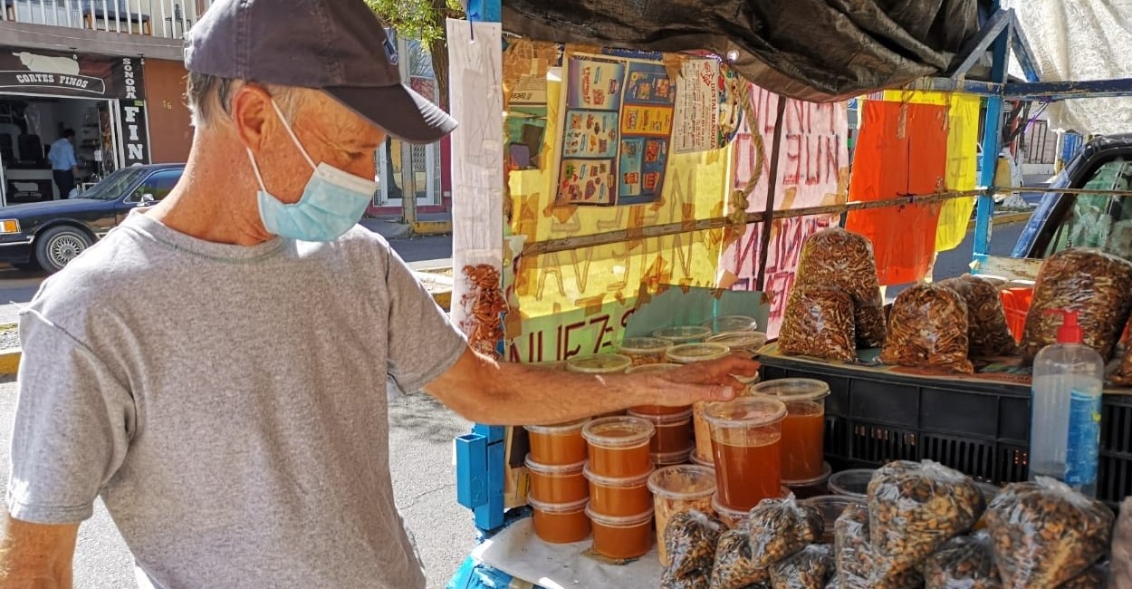 Don Basilio Campos Landa es un apicultor que vende la miel que produce. | Fotos: Ángel Martínez.