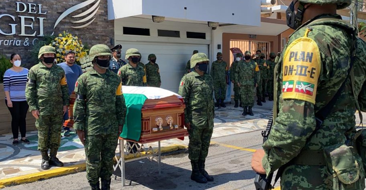 La viuda del médico militar recibió la bandera nacional. | Foto: Cortesía.