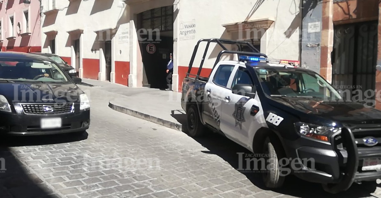 Las autoridades llegaron al hotel luego de recibir el reporte. | Foto: Imagen de Zacatecas.