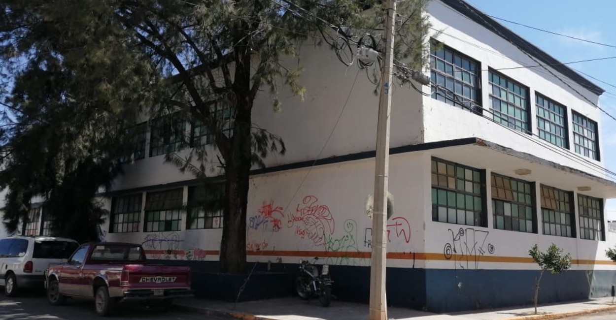 La fachada poco a poco se ha llenado de grafitis. / Fotos: Marcela Espino.