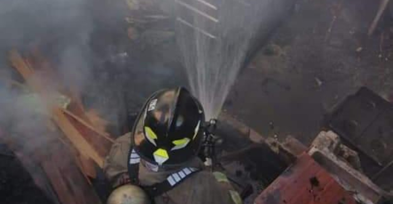 Los bomberos de inmediato combatieron el fuego.