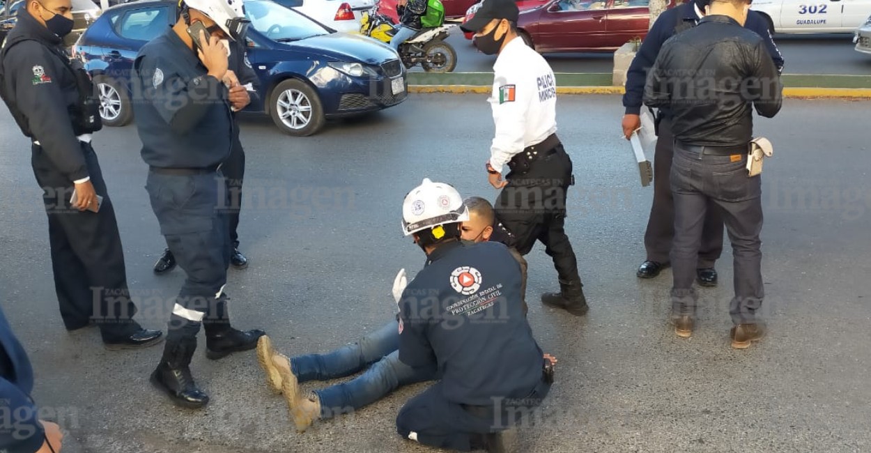Paramédicos atendieron en el lugar al motociclista. | Fotos: IMAGEN. 