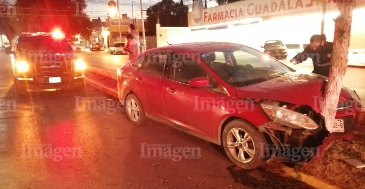 El automóvil se impactó contra un árbol. | Foto: Imagen de Zacatecas.