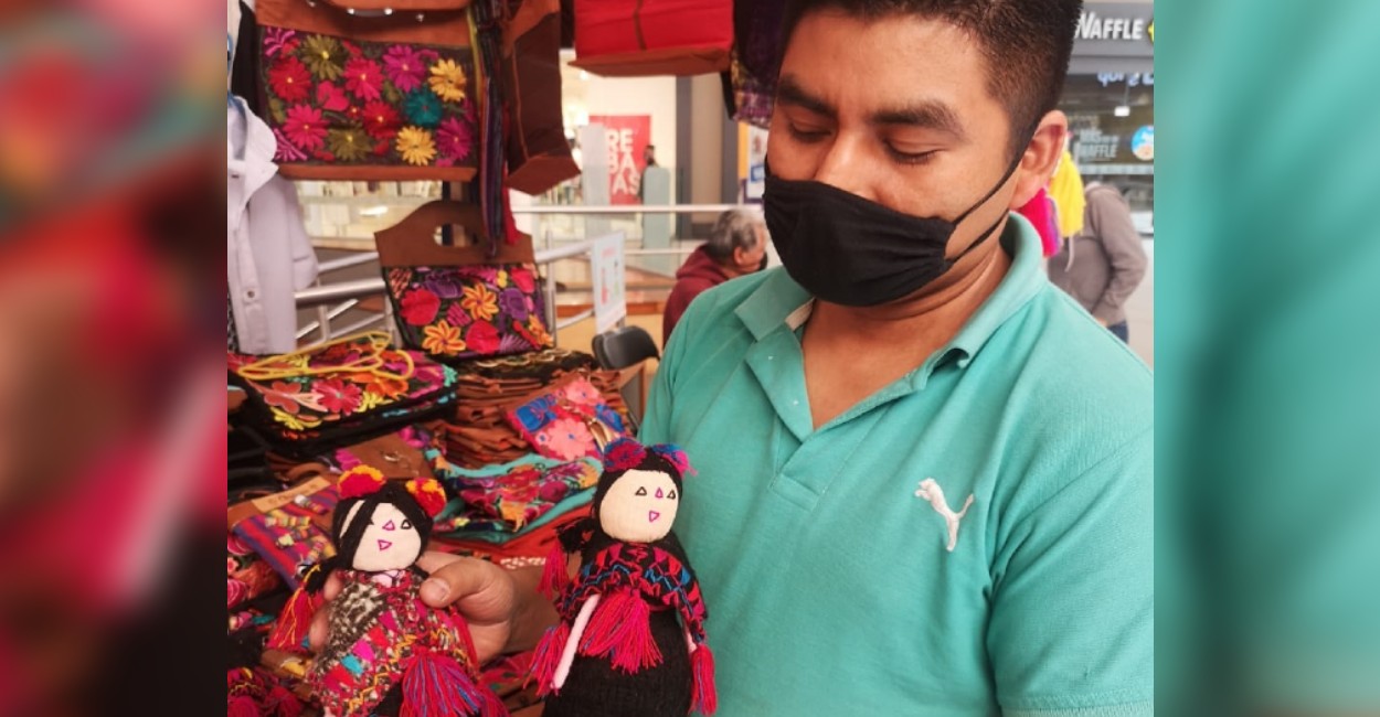 Juan está en Fresnillo ofreciendo sus artesanías. | Fotos: Ángel Martínez. 