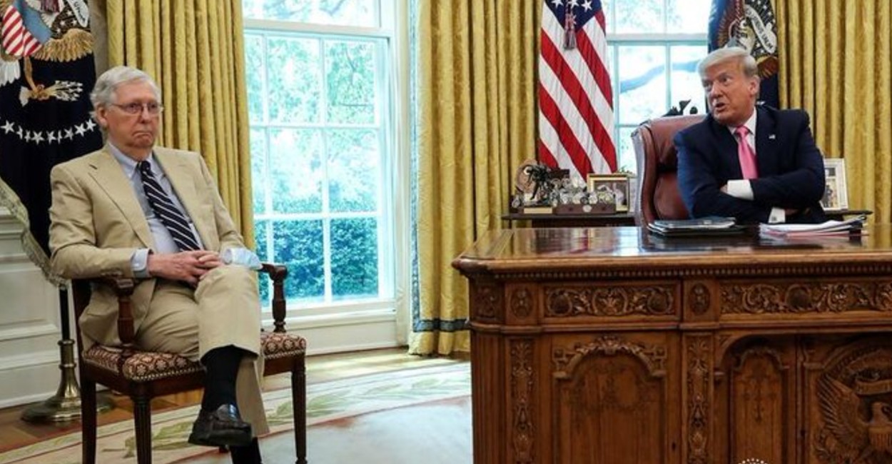 Donald Trump y Mitch McConnell. | Foto: @ReutersLatam.