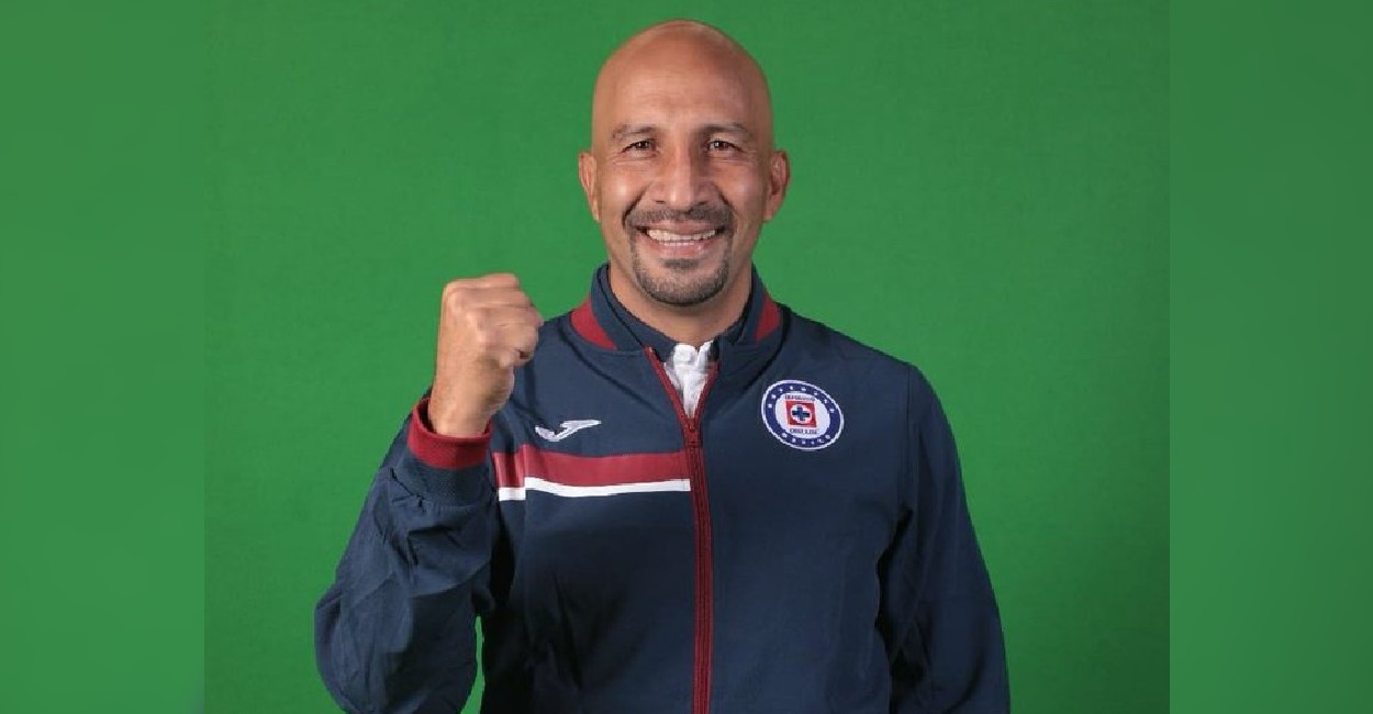 Óscar 'Conejo' Pérez, actual entrenador de porteros de Cruz Azul. | Foto: Twitter.