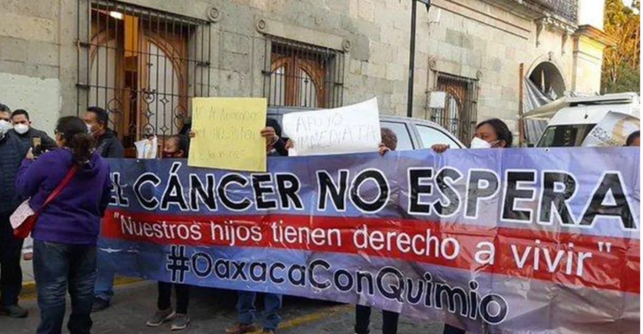 Los padres de niños con cáncer pedían una audiencia con AMLO. | Foto: El Universal Oaxaca.