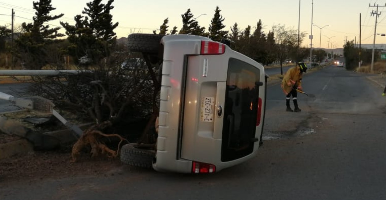 La camioneta quedó recostada sobre su lado derecho. | Fotos: cortesía.
