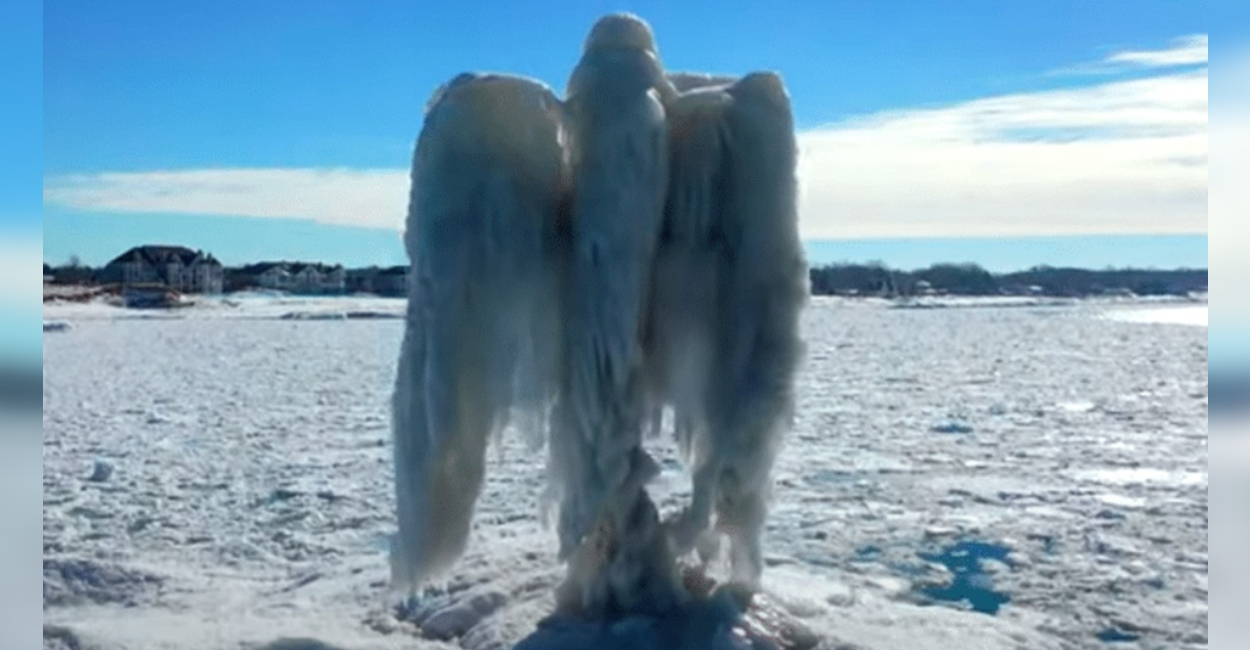 La figura de un ángel de hielo apareció a las orillas de un lago en Michigan.