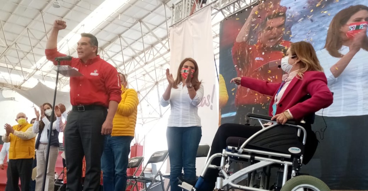 Alejandro Moreno entregó la constancia que la acredita como candidata de la coalición “Va por Zacatecas”. | Fotos: Rafael de Santiago.